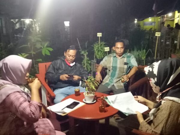 sambang warga malam hari di taman rw desa